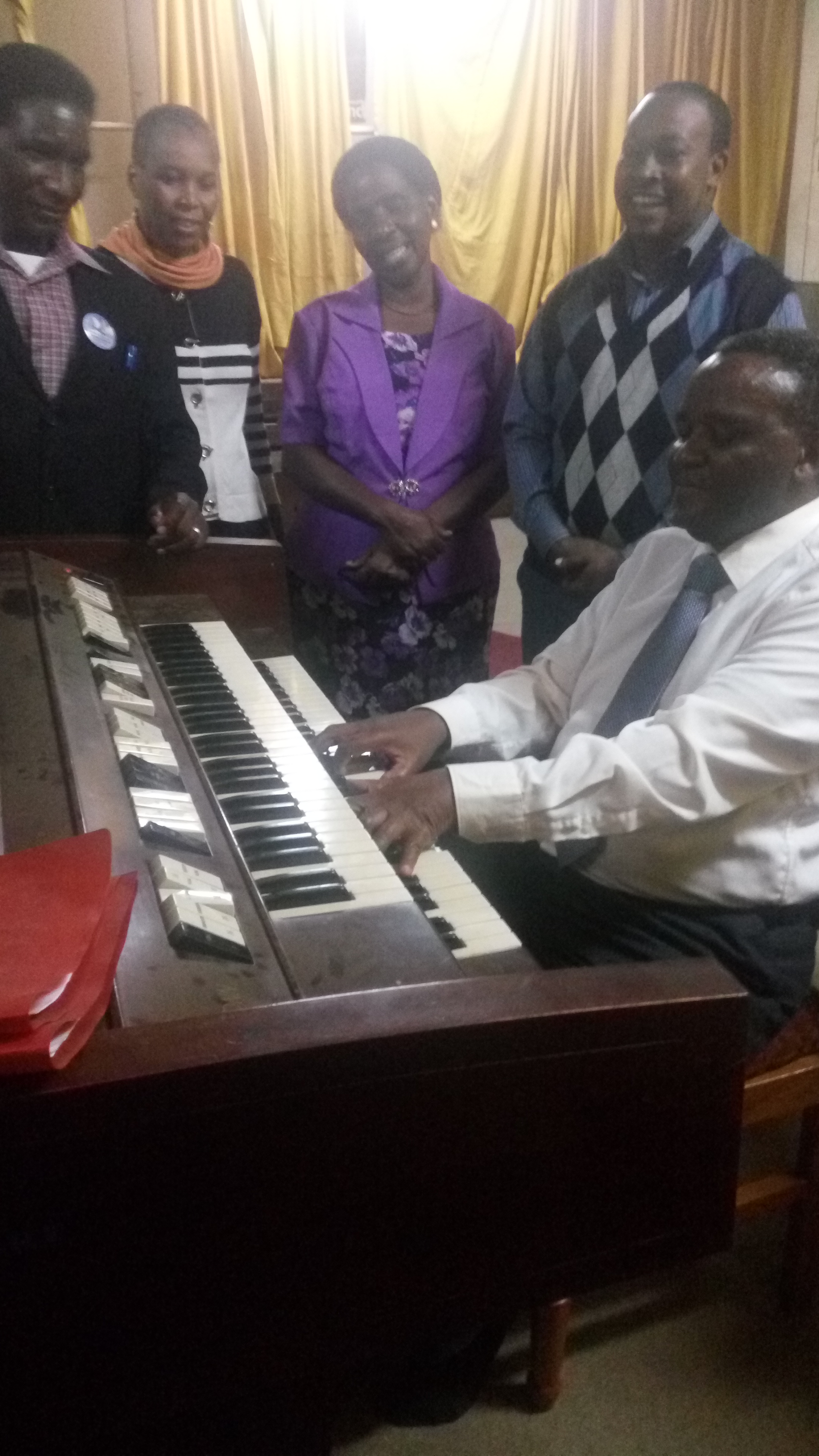 Mafundi wapo studio kwa kumrekodi mchungaji