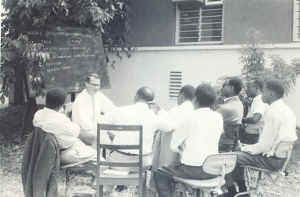 r History 14 Seminar behind studio.jpg (45588 Byte)